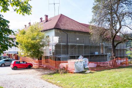 Na Muljavi poteka obnova zunanjosti kulturnega doma in objekta kmetijske zadruge 2